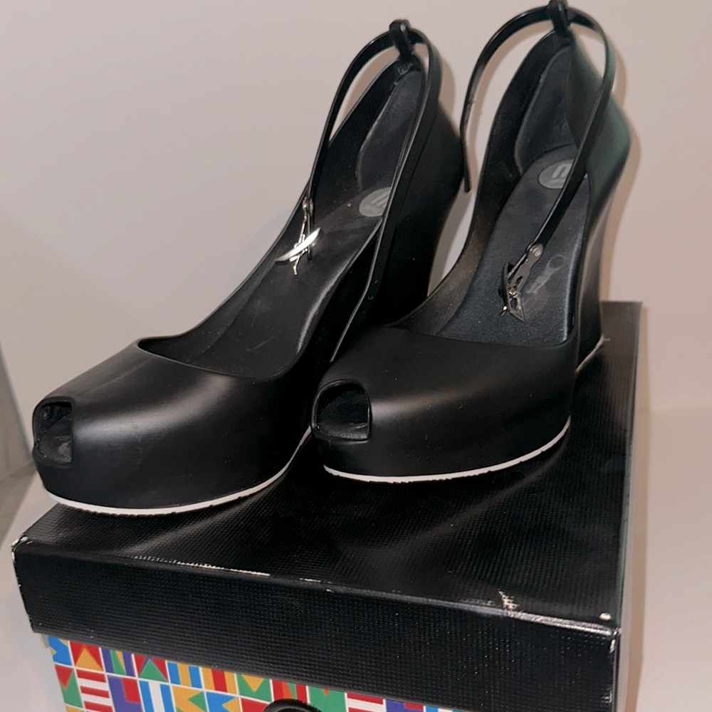 Melissa Patchuli Fun Pool Wedges Size 7